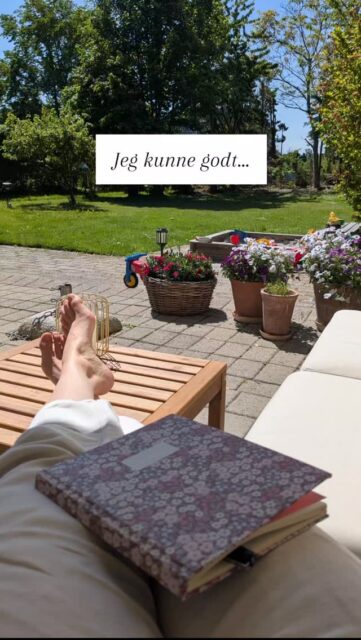 Jeg valgte at lade det hele være...For jeg kunne mærke at det eneste jeg havde brug for inden weekenden, det var tid med mig. Alene. I naturen. Bare at sidde med mine tanker og se græsset gro.Jeg har været meget på med andre menneskers de sidste par dage og jeg kender mig selv godt nok til at vide, at jeg ind imellem har brug for at trække mig for igen at kunne være noget for andre og særligt for min familie. Trække mig og være alene. Ikke nødvendigvis længe, men noget tid. Måske en time. Måske tre. Lige pludselig mærker jeg igen lysten tii at give, være der og rumme.For bare 3 år siden kendte jeg ikke den del af mig selv særlig godt. Eller jeg havde i hvert fald svært ved at finde balancen i hverdagen, hvor jeg både kunne være der for mig selv og for mine børn. Dengang havnede jeg alt for ofte i vrede og frustration og med følelsen af utilstrækkelighed.Hvis du er der i livet og har brug for hjælp til at komme over på den anden side, så står jeg klar til at hjælpe dig 💛✨